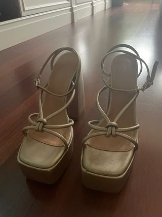 Tacones MIM dorados plataforma, modelo “DAN”