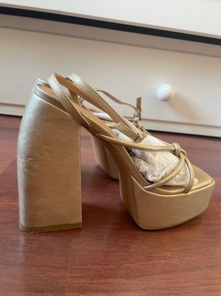 Tacones MIM dorados plataforma, modelo “DAN”