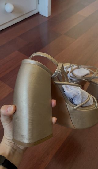 Tacones MIM dorados plataforma, modelo “DAN”