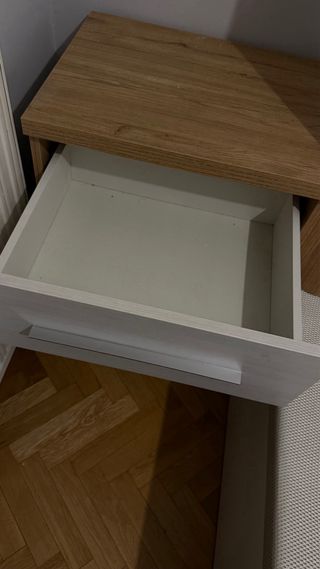 Mesitas de noche madera clara y blanca