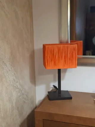 Lámpara de mesa y aparador naranja