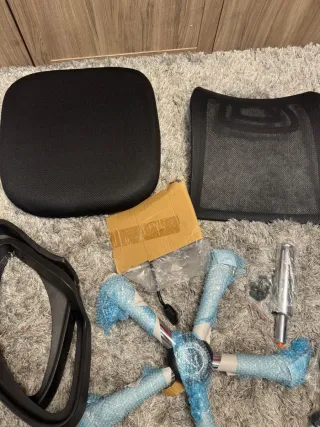 Silla de oficina negra y plateada