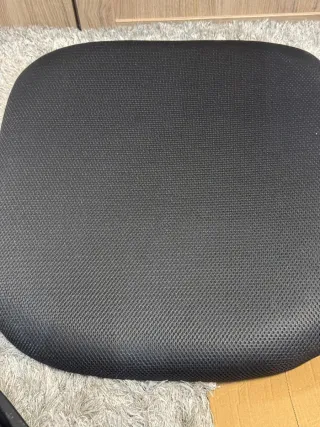 Silla de oficina negra y plateada