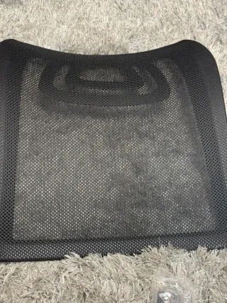 Silla de oficina negra y plateada