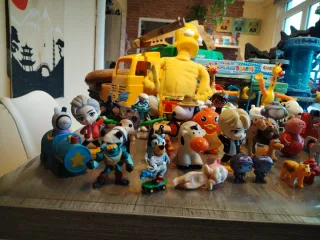 Lote figuras y juguetes varios