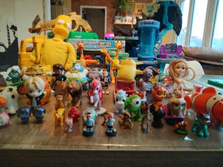 Lote figuras y juguetes varios