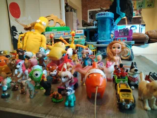 Lote figuras y juguetes varios