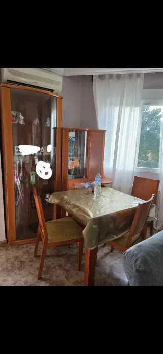 Mesa comedor extensible con sillas y dos muebles