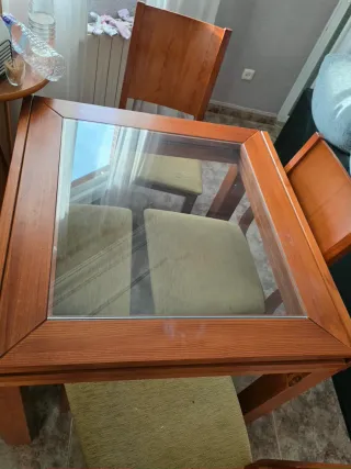 Mesa comedor extensible con sillas y dos muebles