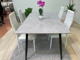 Conjunto de comedor con mesa de cristal templado efecto mármol y sillas en polipiel