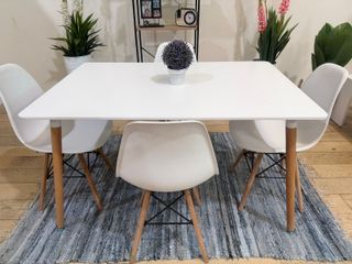 Mesa con 4 sillas nuevas de fábrica