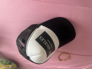 Gorra Los Angeles y pulsera dorada