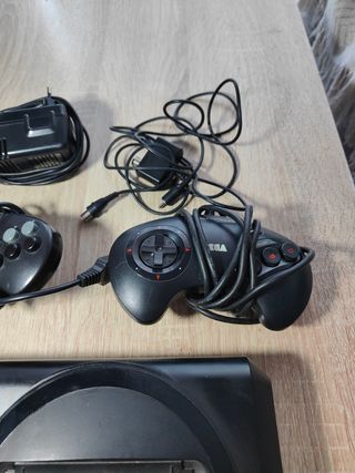 Sega Mega Drive + 2 Mandos + Cables
