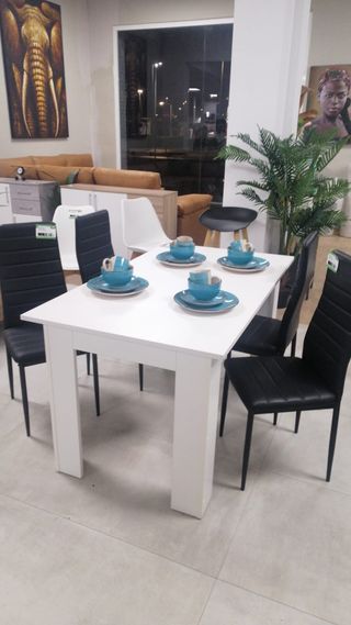 MESA DE MADERA + 4 SILLAS POLIPIEL