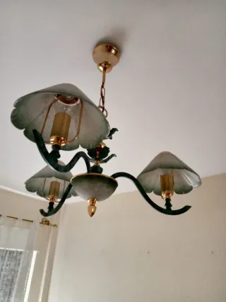 Lámpara de techo colgante dorada y verde