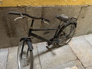 Bicicleta negra con portaequipajes