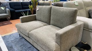 Sofá gris de tela en oferta