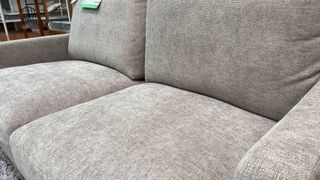 Sofá gris de tela en oferta