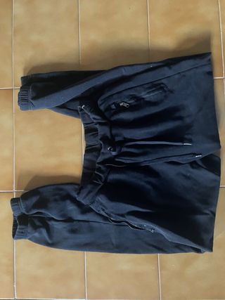 Pantalón negro con cremalleras