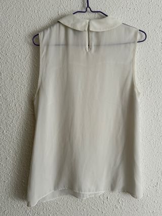 Blusa blanca sin mangas con cuello joya | S