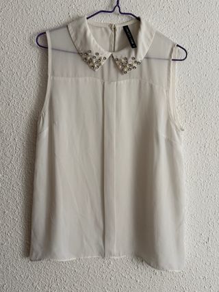Blusa blanca sin mangas con cuello joya | S