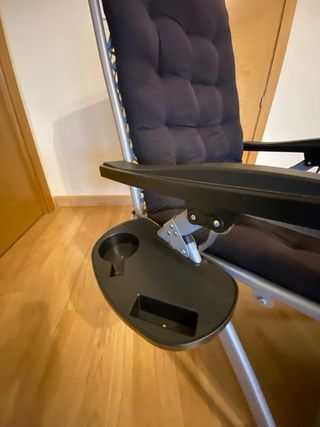 Tumbona plegable negra y plateada