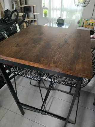 Mesa alta con 2 taburetes