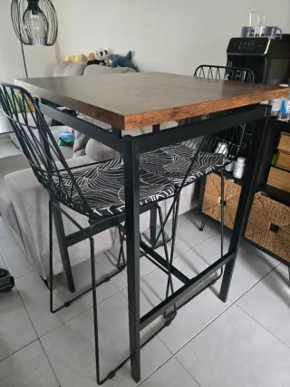 Mesa alta con 2 taburetes