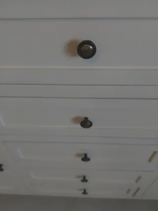 Cómoda de madera beige con cajones