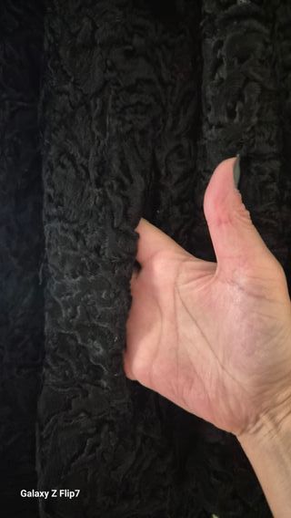 Abrigo negro de astracán