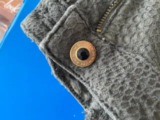 Pantalón Pull&Bear efecto piel verde