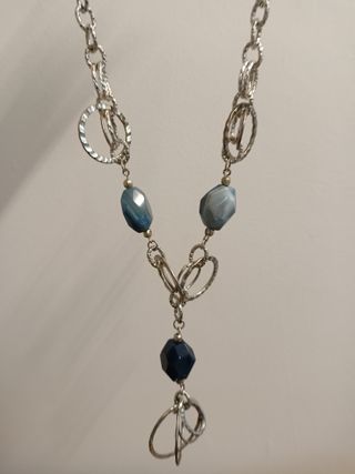 Collana con pietre di acquamarina blu e azzurre