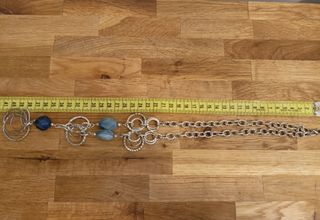 Collana con pietre di acquamarina blu e azzurre