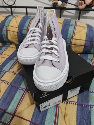Zapatillas Converse Moradas y Blancas