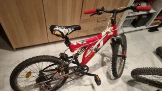 Bicicleta infantil roja y blanca