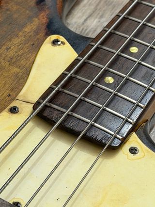 Bajo Eléctrico Vintage Desgastado