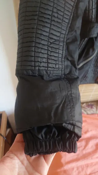 Chaqueta motera acolchada negra