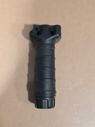 Empuñadura Vertical Negra