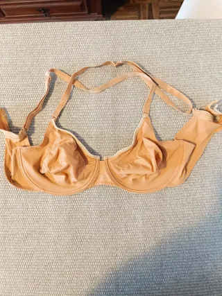 Sutiã bege com alças ajustáveis