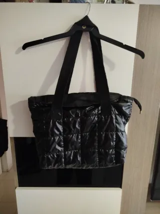 Bolso negro acolchado