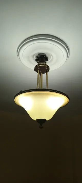 Lámpara de techo dorada y beige