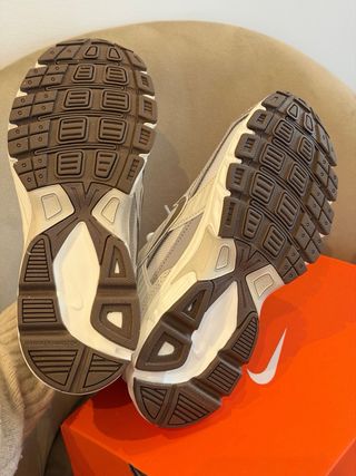 Sapatilhas Nike Initiator bege e cinza