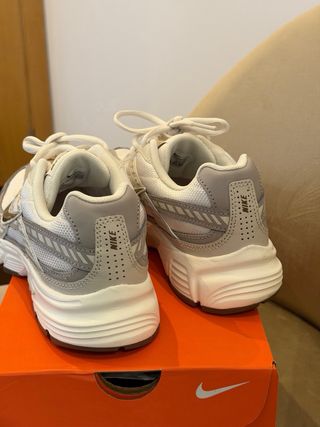 Sapatilhas Nike Initiator bege e cinza