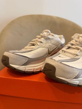 Sapatilhas Nike Initiator bege e cinza