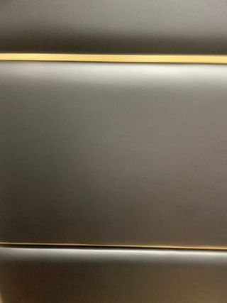 Cabecero de diseño negro y dorado