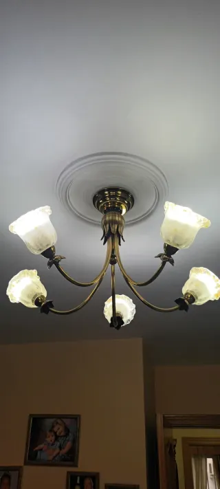 Lámpara de techo dorada con tulipas de cristal