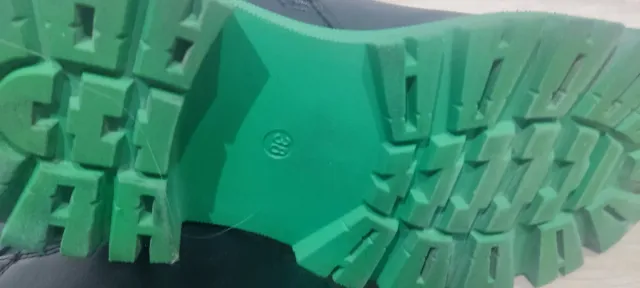 Botas negras con suela verde