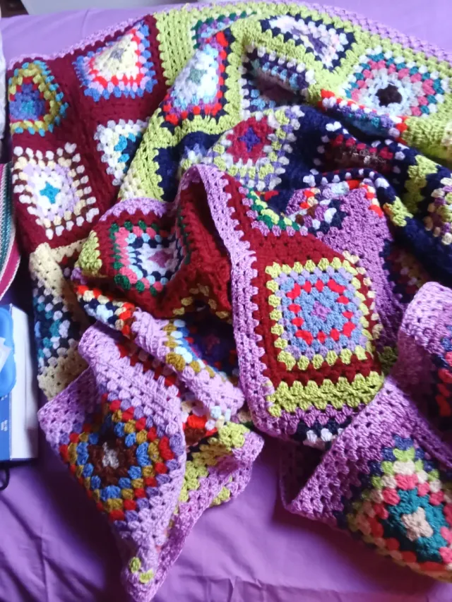 Manta tejida a crochet multicolor