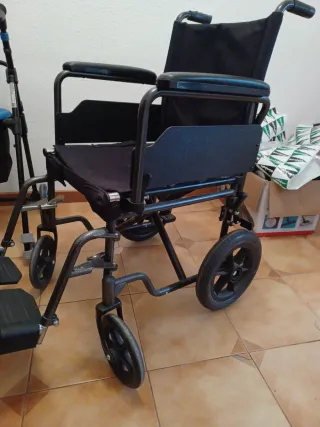 Silla de ruedas plegable negra