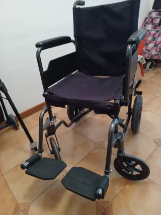 Silla de ruedas plegable negra